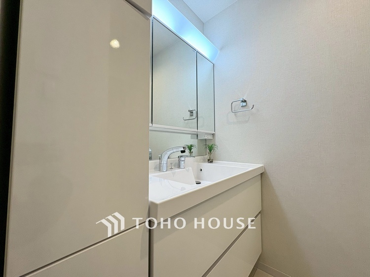 洗面 【WASHROOM】◆快適◆煌びやかな暮らしの中にも忘れたくない快適さ。大きな収納が助けてくれます。