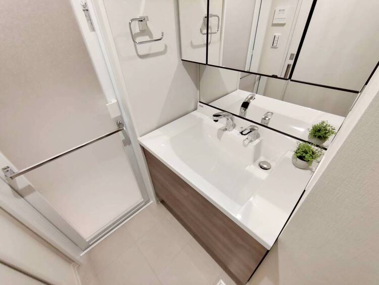 その他 清潔感を感じられる洗面化粧台。