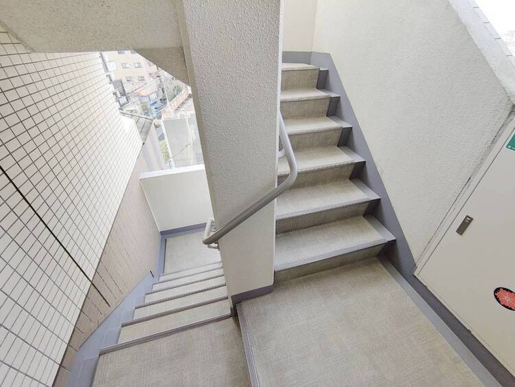 その他 共用部の階段です。明るく清潔に管理されています。
