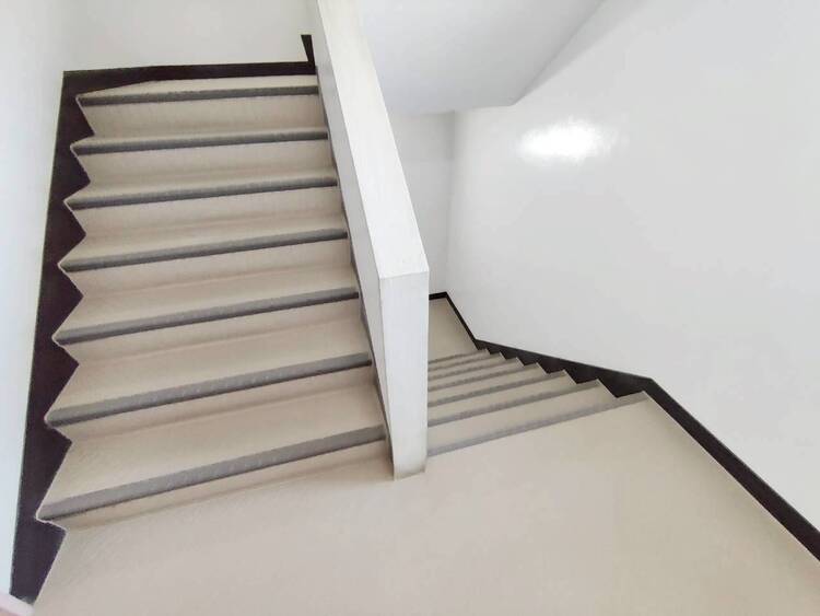 その他 共用部の階段です。明るく清潔に管理されています。