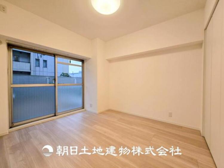 内装 【居室】ご自宅で快適に過ごす条件は、一人ひとり違います。個性が強すぎないシンプルな内装とシンプルなデザインで統一しております。居住していく中であなただけの【幸せマイホーム】を創り上げて下さい。