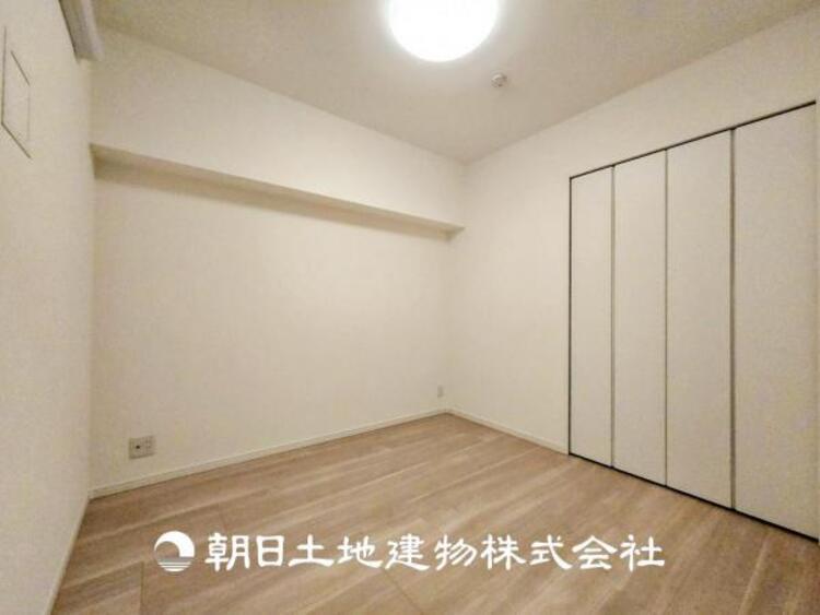 内装 【居室】爽やかな空間演出とセンス良く纏められた室内は良質な寛ぎ空間。そこで暮らす大切な人達のことを考え造りこんだ空間は日々の生活に安らぎを与えてくれます。