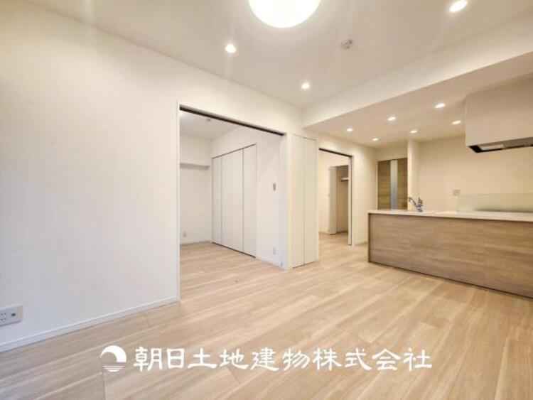 居間 【リビング】大切なご家族、招いた友人と過ごすひと時を溢れる光が優しく包み込む空間。大切な人とともに、心穏やかに過ごすひととき。家族との時間、自分の時間を大切にできる空間を作りました。