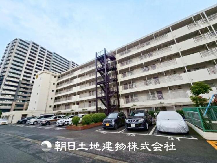 外観 【外観写真】表現された空間はたくさんの光を浴び、風を感じ、暮らしの時間を豊かにしてくれます。デザインされた空間と競い合うかのような充実した建物と共に大切な家族の思い出を刻んでいきます。