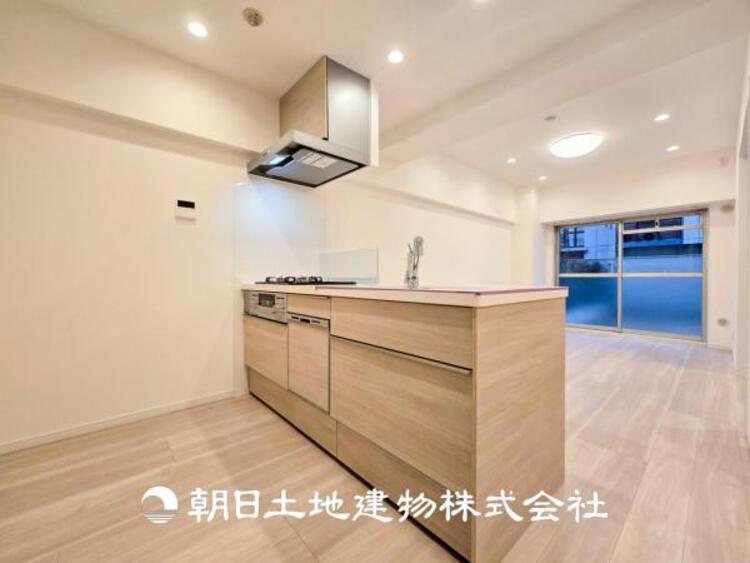 キッチン 【キッチン】日々の生活における家事の動線やリビングとの往来のしやすさに配慮し、お食事の準備や後片付けなどの家事を少しでも楽にするキッチンスペースを目指しました。毎日使う場所だからこそ。ストレスなく使えて、居心地が良くないといけないと思います。