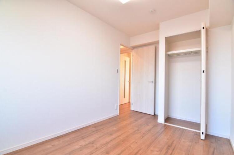 収納 クローゼットには棚やハンガーパイプが備えられているので、大切なお洋服にしわを付けずにそのまましまうことが出来ます。