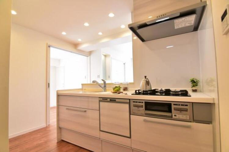 設備 対面カウンターキッチン　キッチンはご家族との会話が楽しめる対面カウンタータイプを採用。リビングで遊ぶお子様の様子をうかがいながらお料理もできます。（家具、小物はイメージです）