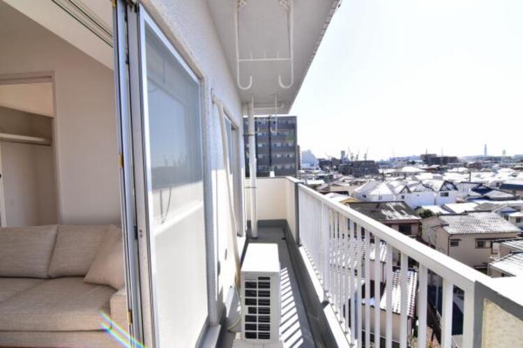 設備 バルコニー　心地よい風や陽光を楽しめるバルコニー。洗濯物を干すだけでなく、アイデア次第で多彩にお楽しみいただけます。