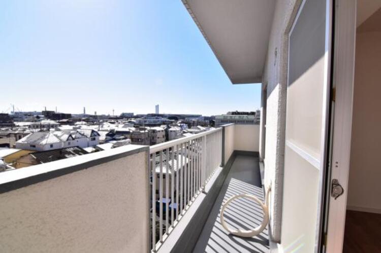 バルコニー 使い易いバルコニー。やわらかな陽射し・心地よい風。どこまでも広がる空の下、限りない開放感を味わえる空間です。