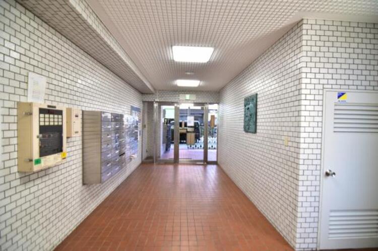 その他 管理が行き届いた清潔感のあるロビー。オートロックや防犯カメラも完備されており、マンションならではの防犯性の高さも住宅選びの大切な要素ですね。