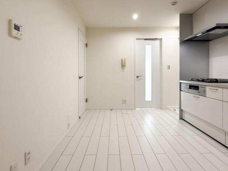 居間 ゆとりあるキッチンスペースを備えるリビングは家族が1番くつろげる癒しの空間です。