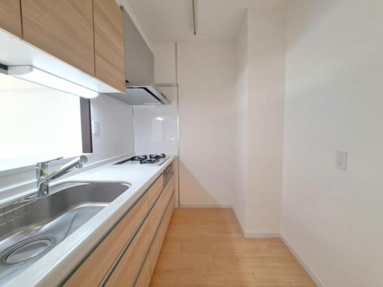 設備 キッチンはご家族との会話が楽しめる対面カウンタータイプを採用。リビングのご家族の様子をうかがいながらお料理もできます。キッチンは家事動線の良いＬ字型タイプを採用。リビングの様子をうかがいながらお料理もできます。