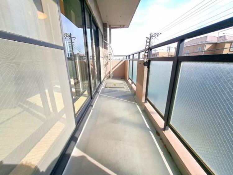 バルコニー 風通しの良いバルコニー。2か所あるうちの一カ所は２部屋またぐ広さです。