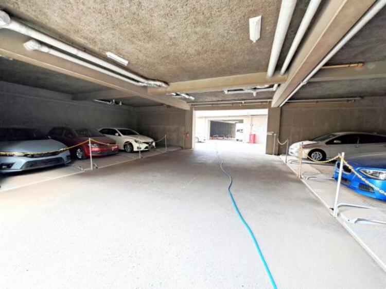 駐車場 敷地内に設けられた駐車スペース。