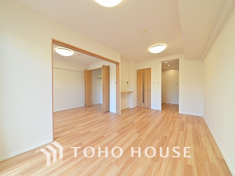 内装 広がりのある住空間、家族が集まるリビング・ダイニング