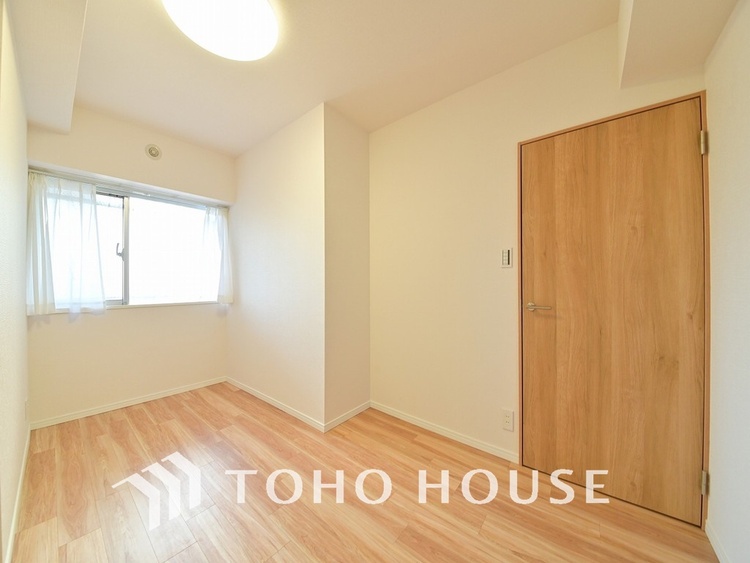 内装 採光もある洋室は、くつろぎのひと時を過ごすのにぴったり