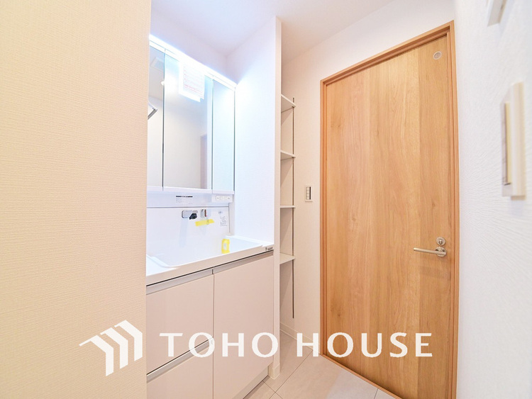 洗面 新規設置の洗面化粧台。収納豊富で使い勝手の良い3面鏡です