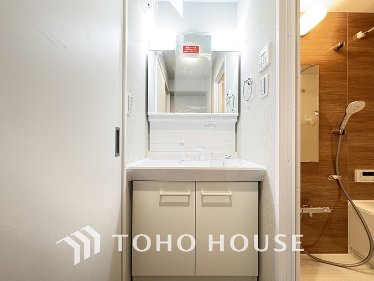 洗面 新規設置の洗面化粧台。収納豊富で使い勝手の良い3面鏡です