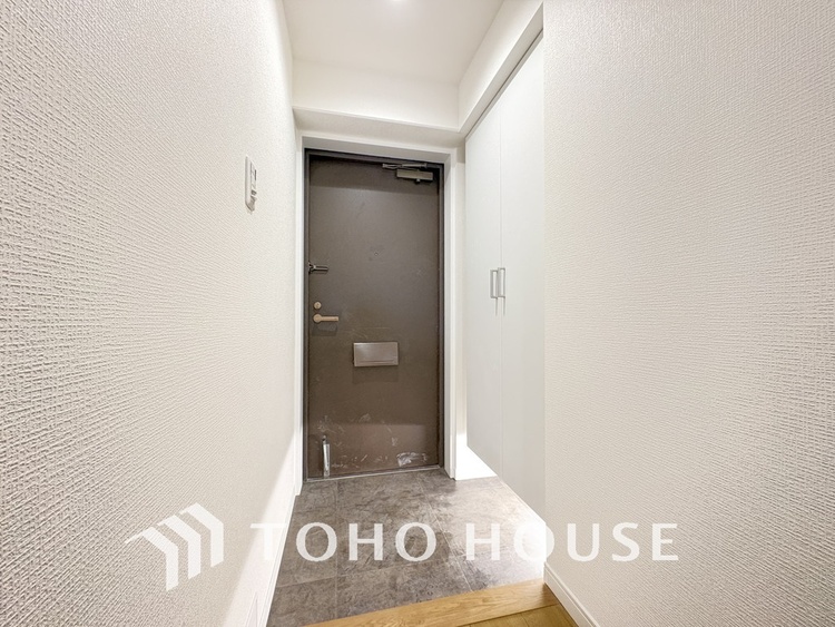 玄関 飾り過ぎないシンプルな内装の玄関