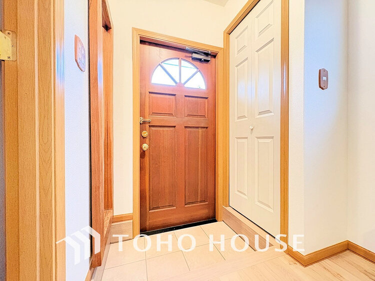 玄関 落ち着いた雰囲気の玄関、家族の帰りを暖かく迎えてくれます