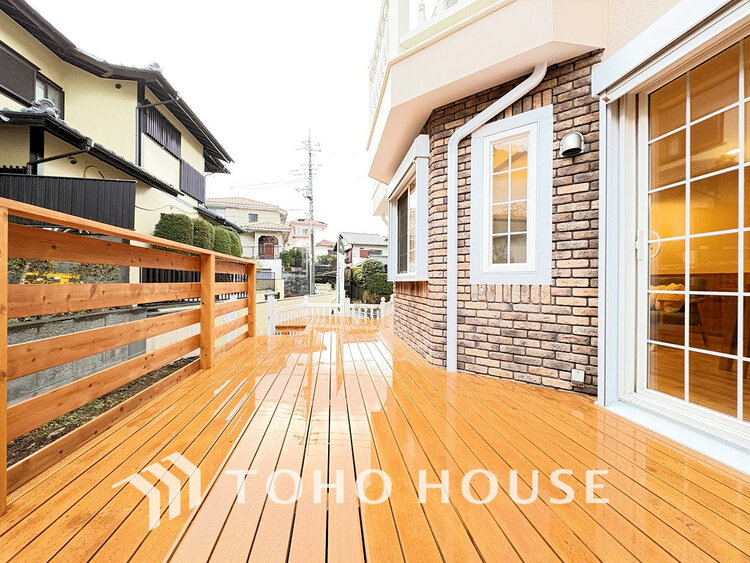 バルコニー 日当たりの良いバルコニーで晴れの日の洗濯物も楽しみになりますね