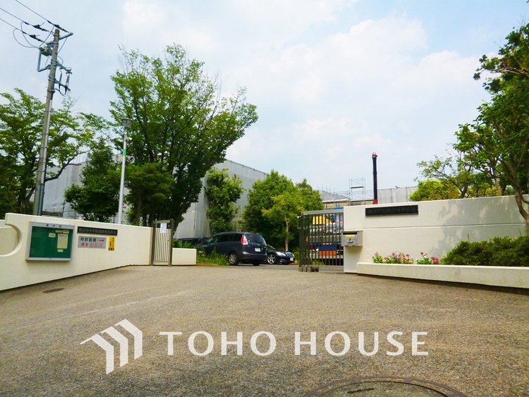 周辺 横浜市立鴨志田中学校　距離1100m