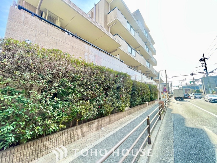 外観 ほんの少しのこだわり。ちょっとした色使いがその家がもつ雰囲気、趣（おもむき）を携え、暮らす家族や訪ねてくる友人・知人に新鮮な香りを運んできます。