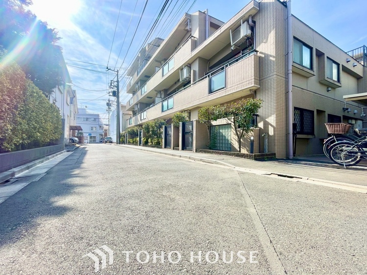 外観 ほんの少しのこだわり。ちょっとした色使いがその家がもつ雰囲気、趣（おもむき）を携え、暮らす家族や訪ねてくる友人・知人に新鮮な香りを運んできます。