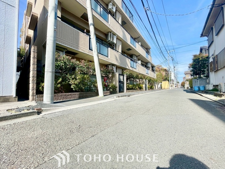 外観 ほんの少しのこだわり。ちょっとした色使いがその家がもつ雰囲気、趣（おもむき）を携え、暮らす家族や訪ねてくる友人・知人に新鮮な香りを運んできます。