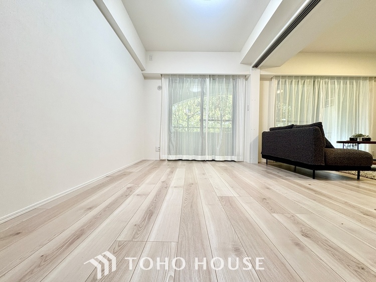 内装 使いやすく、明るい部屋に仕上がります。子供部屋や趣味のお部屋にご利用できます。ご自身で家具などを配置し、素敵な空間を創り上げられます。