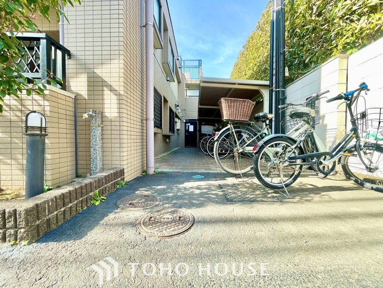 外観 ほんの少しのこだわり。ちょっとした色使いがその家がもつ雰囲気、趣（おもむき）を携え、暮らす家族や訪ねてくる友人・知人に新鮮な香りを運んできます。