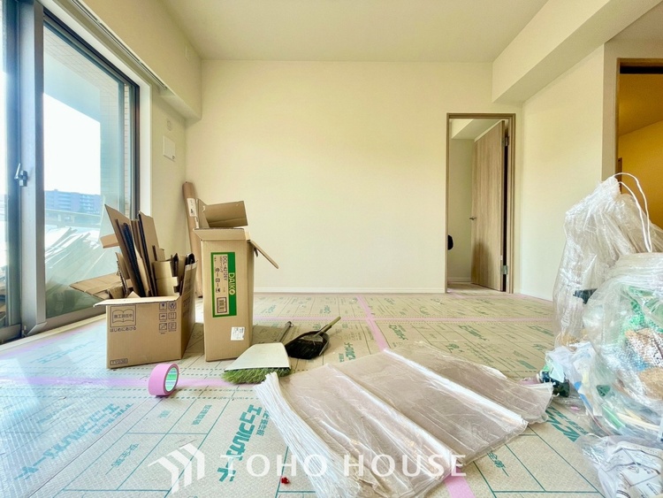 内装 【改装中】【LIVING】◆陽光◆が差し込む。この開放的なLDKに家族の笑顔が集う。家族が一緒に過ごす空間は明るく、そして居心地よく。