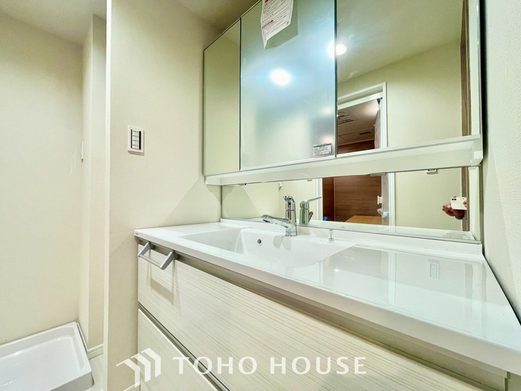 洗面 【WASHROOM】◆快適◆煌びやかな暮らしの中にも忘れたくない快適さ。大きな収納が助けてくれます。