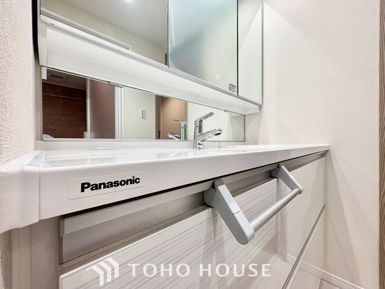 洗面 【WASHROOM】◆快適◆煌びやかな暮らしの中にも忘れたくない快適さ。大きな収納が助けてくれます。