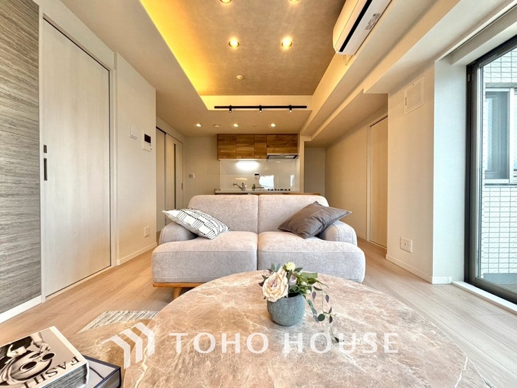 内装 居心地のいい暮らしには欠かせない眩い採光。ゆったりとした幅の窓からこの空間に降り注ぐ採光が絶えない。明るいリビングこそ居心地のいい暮らしが待っているのだと思う。