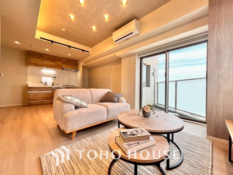 内装 叶えたかったのは落ち着きのあるナチュラルな風合い、そして開放感があるリビング。優雅な気分に浸れる幸せな時間を家族が自然と集まりたくなるこの空間で。