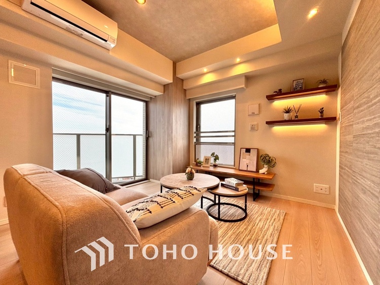 内装 ◆サンサンと◆差し込む太陽の光がこのリビングに笑いをもたらす。ソファの上のクッションがポカポカした暖気にぬくぬくと微睡んでいる。