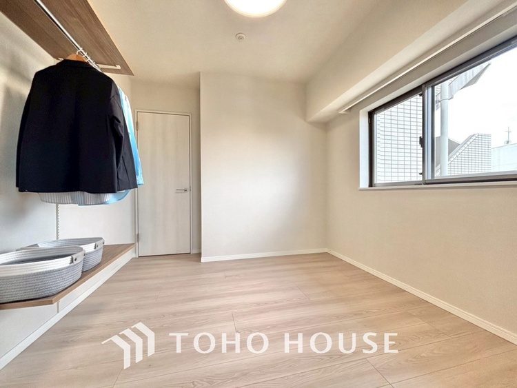 内装 使いやすく、明るい洋室に仕上がります。子供部屋や趣味のお部屋にご利用できます。ご自身で家具などを配置し、素敵な空間を創り上げられます。