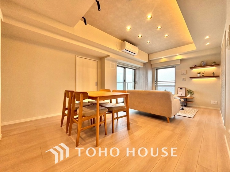 内装 ここはみんなが集い、食事と楽しい会話が始まる場所。話に夢中になりすぎて、ついつい時を忘れ、夜半過ぎになってしまう。そんな束の間の幸せを感じさせてくれます。