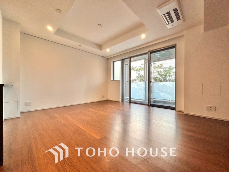 内装 居心地のいい暮らしには欠かせない眩い採光。ゆったりとした幅の窓からこの空間に降り注ぐ採光が絶えない。明るいリビングこそ居心地のいい暮らしが待っているのだと思う。