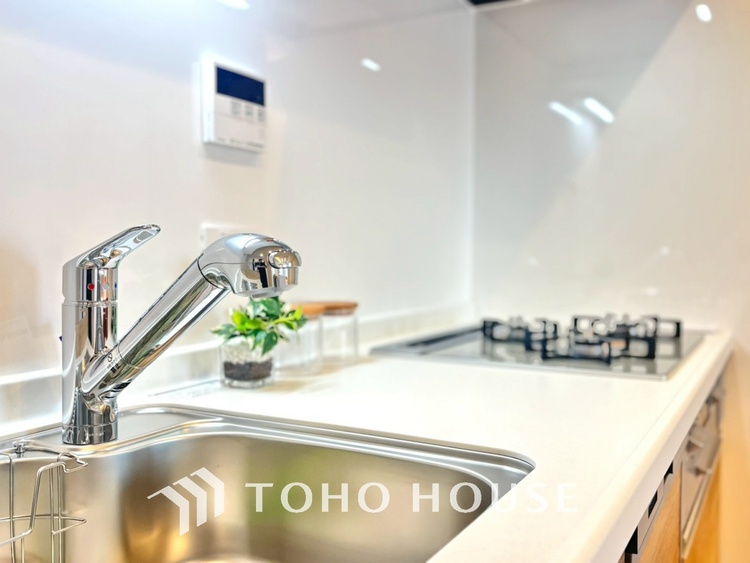 キッチン 手元の収納から、足元の収納までが全てスライド式で、奥のスペースまで有効に活用できます。奥まで上から見渡せるので、たまにしか使わない調理器具もサッと取出せます。