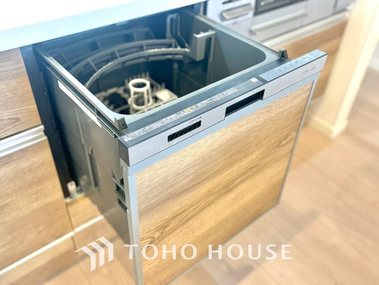 キッチン キッチンは家族の絆を育む大切な空間。シンプルで使い易いシステムキッチンで愉しく作る料理は愛情のある美味しいご馳走に。家族で使えるダイニングキッチンです。