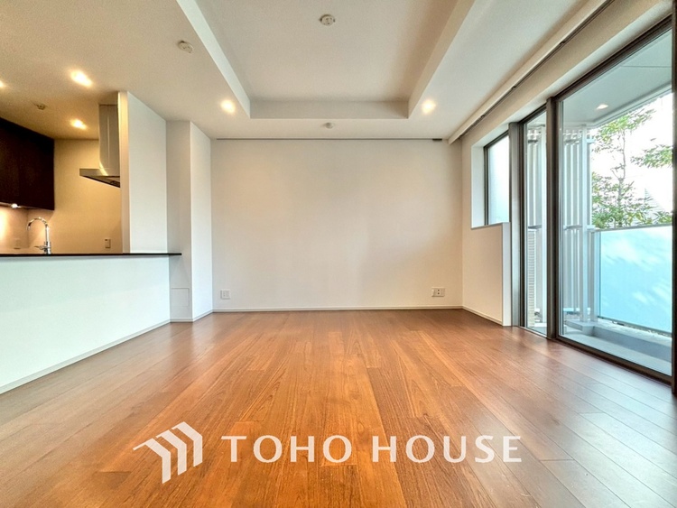 内装 叶えたかったのは落ち着きのあるナチュラルな風合い、そして開放感があるリビング。優雅な気分に浸れる幸せな時間を家族が自然と集まりたくなるこの空間で。