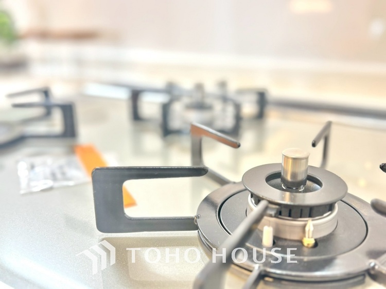 キッチン 毎日料理をする、料理が好き、家族が多くて量を作る必要がある、等の方々にとっては必須の３口コンロ。同時進行で効率アップはもちろん鍋を移動する回数が減り、無駄な動きを軽減することが出来ます。