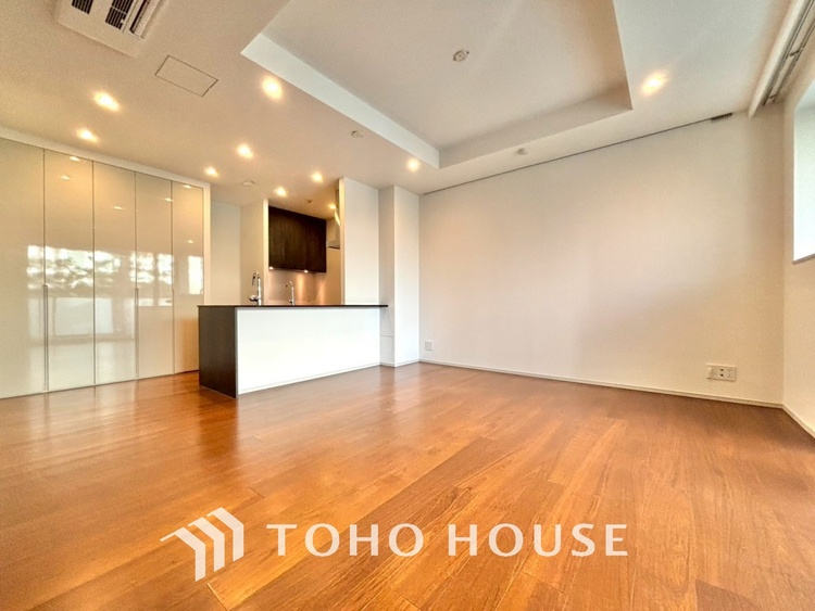 内装 ◆サンサンと◆差し込む太陽の光がこのリビングに笑いをもたらす。ソファの上のクッションがポカポカした暖気にぬくぬくと微睡んでいる。