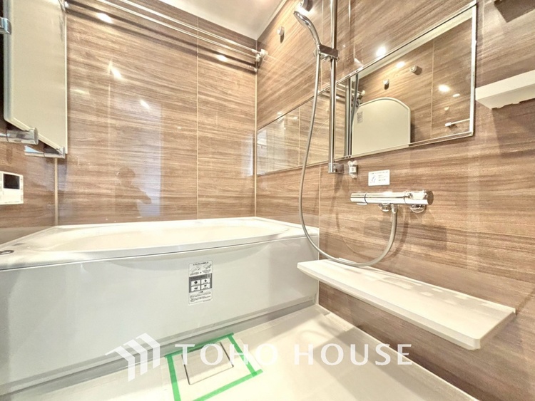 風呂 【浴室】《一日の疲れを落としてくれる場所は、落ち着く場所でなければならない》　高級感溢れるカラーと大きさ・柔らかな曲線で構成された半身浴も楽しめるバスタブが心地よさをもたらします。