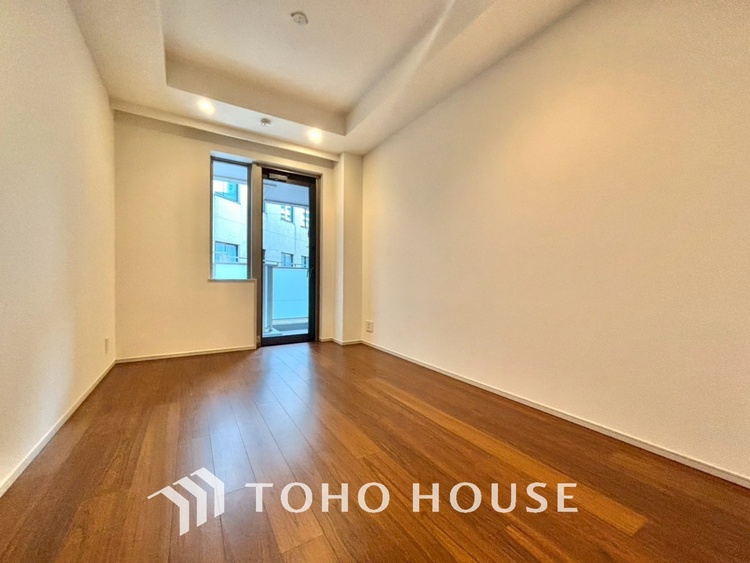 内装 使いやすく、明るい洋室に仕上がります。子供部屋や趣味のお部屋にご利用できます。ご自身で家具などを配置し、素敵な空間を創り上げられます。