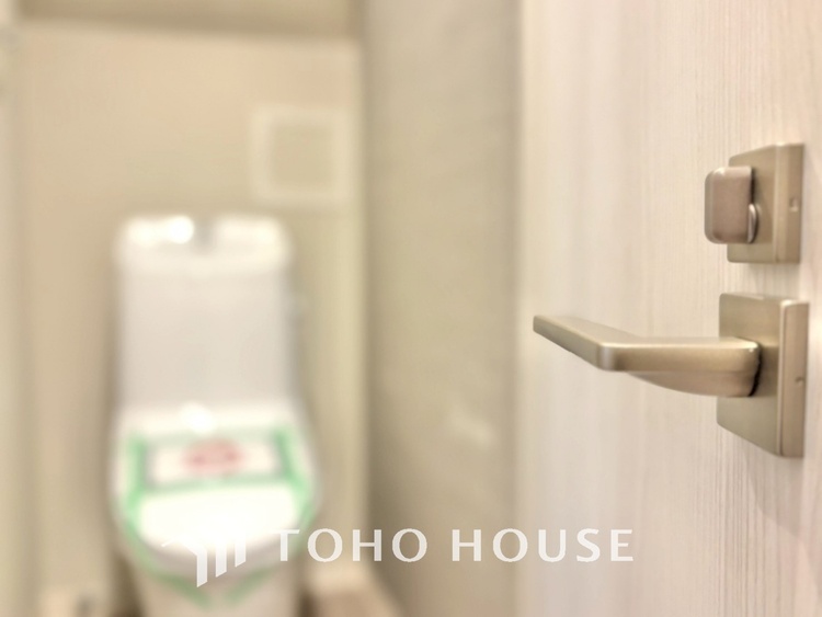 トイレ 清潔感あるホワイト調のクロスと温もり溢れるモダンカラーの床材が見事に調和した本邸宅は、毎日の生活を少しでも快適に過ごして頂ける様に落ち着いた雰囲気作りから行っています。