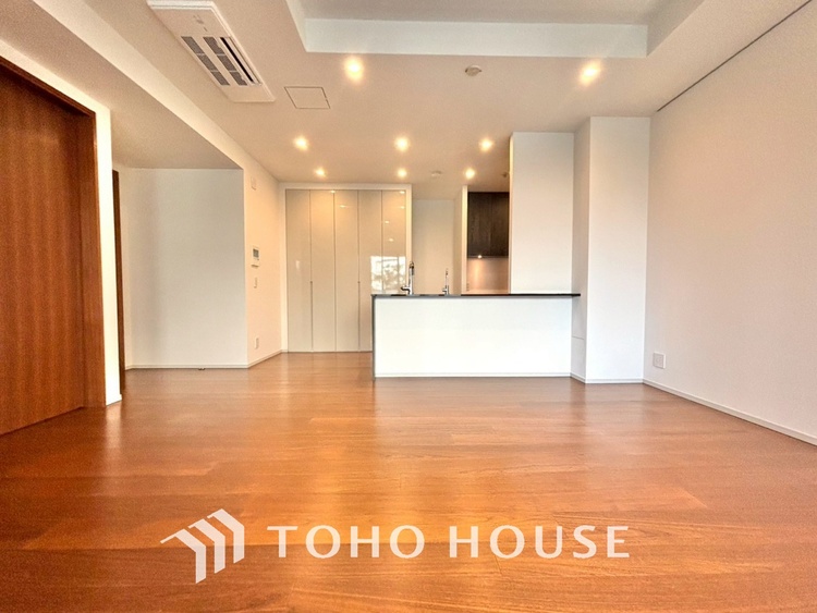 内装 ◆瀟洒な空間◆落ち着きのある彩が見事に調和させた瀟洒な空間を演出。ここに集まる家族の会話と笑顔が絶え間なく続く幸せな空間。