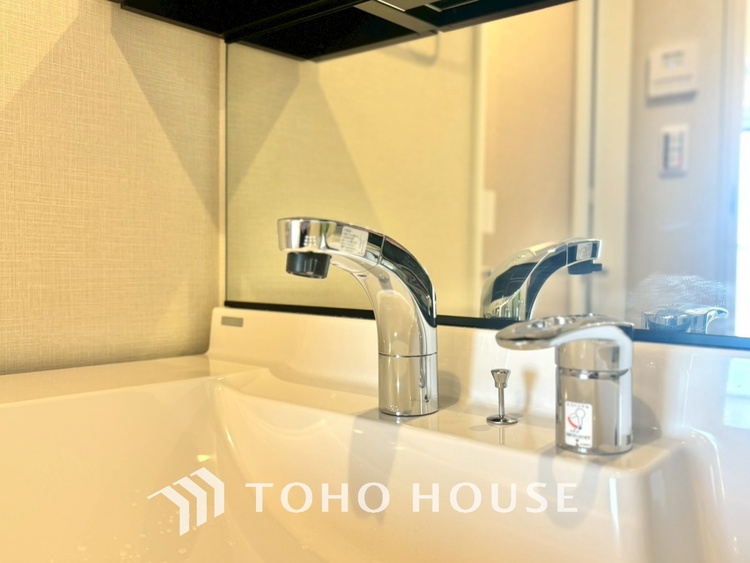 洗面 気持ちの良い朝をつくりだし、夕方には笑顔を取り戻させてくれるミラー。パウダールームはいつでも本来の自分を取り戻せる空間。明るく仕上げてあります。